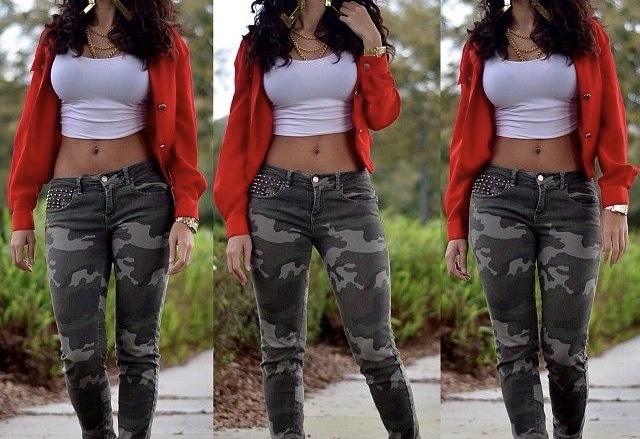 Which do you prefer: fitted clothing or oversized clothing?