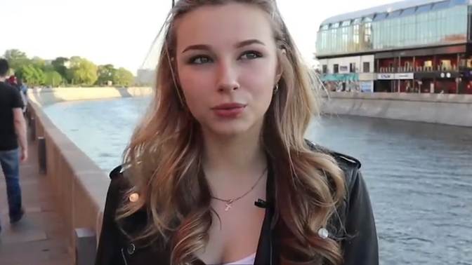 This girl rates her attractiveness at a 10, would you agree? Is that narcissistic?