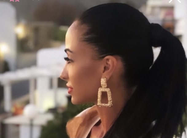 What type of forehead (also from the side) on women do you like the most?