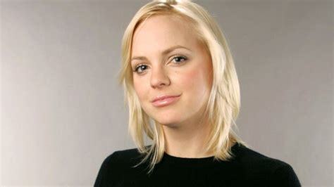What type of forehead (also from the side) on women do you like the most?