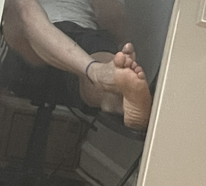 Girls, would you date an athletic guy who shaves his legs? I do that I often wonder if that’s a turnoff for women? I’m heterosexual 100%?