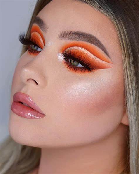 Guys, which makeup look do you prefer?