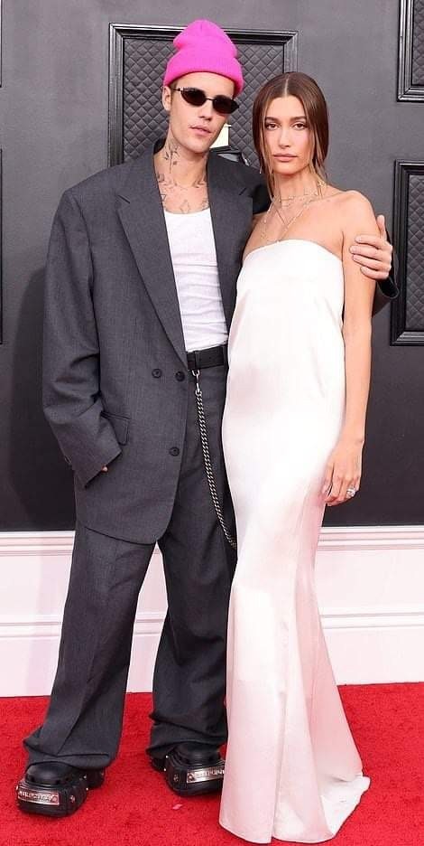 What do you think of Justin Biebers outfit?