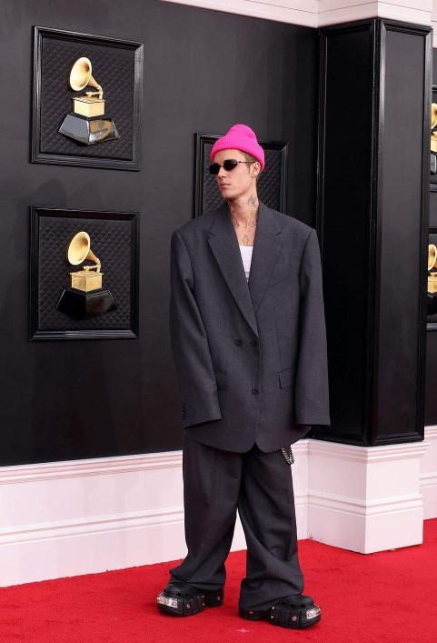 What do you think of Justin Biebers outfit?