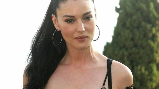 Guys, Which woman is hotter in your opinion?