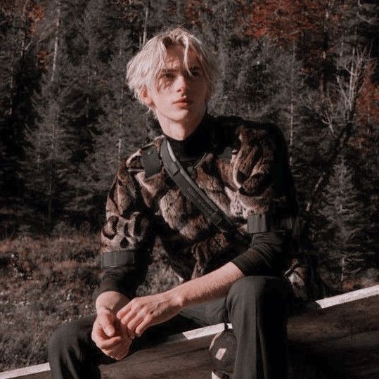 Blond man or brunette man?