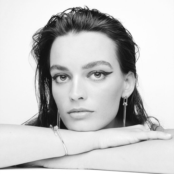Could this woman pass off as Margot Robbie?