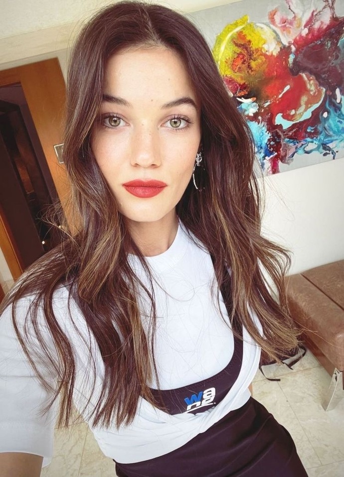 Which woman do you think is prettier?