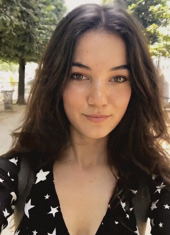 Which woman do you think is prettier?