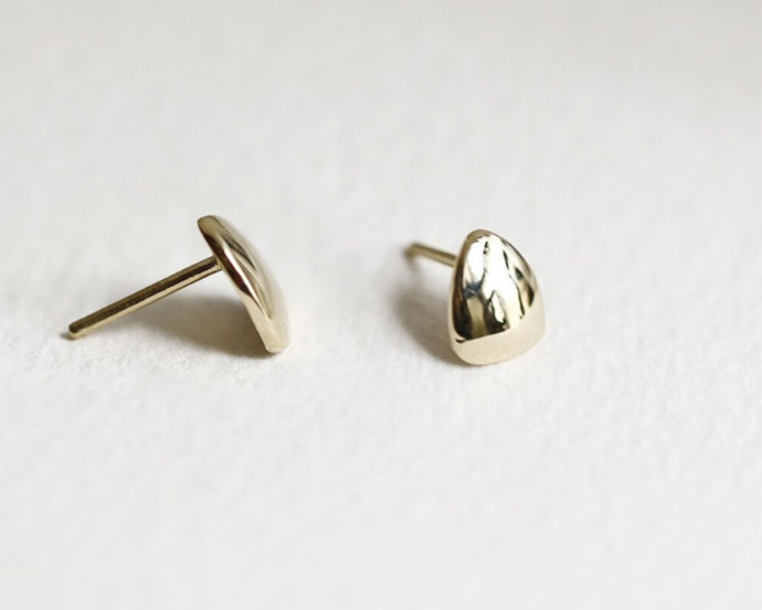 Which pebble or ova earring looks best for daily wear?