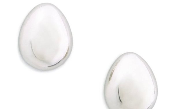 Which pebble or ova earring looks best for daily wear?