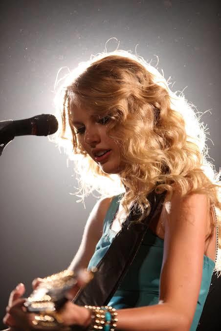 Whos More Attractive - Taylor Hill Or Taylor Swift?