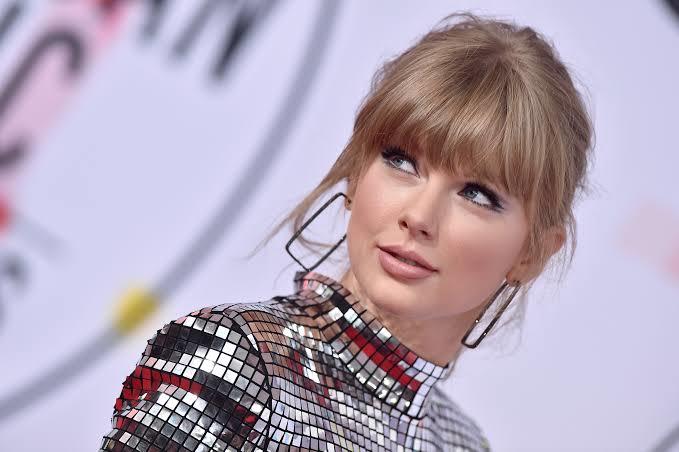 Whos More Attractive - Taylor Hill Or Taylor Swift?