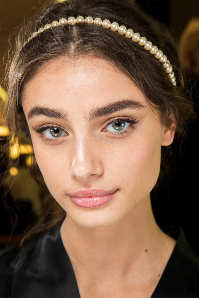Whos More Attractive - Taylor Hill Or Taylor Swift?