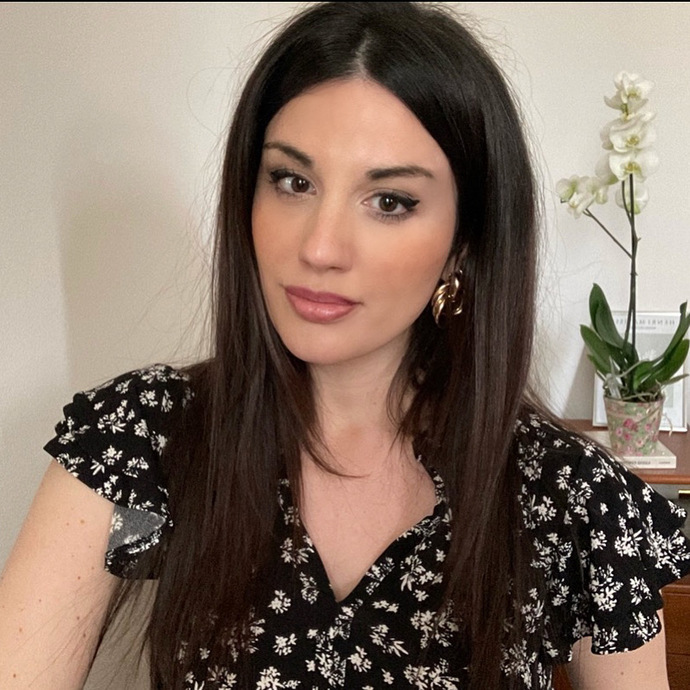How does this girl look in your honest opinion?