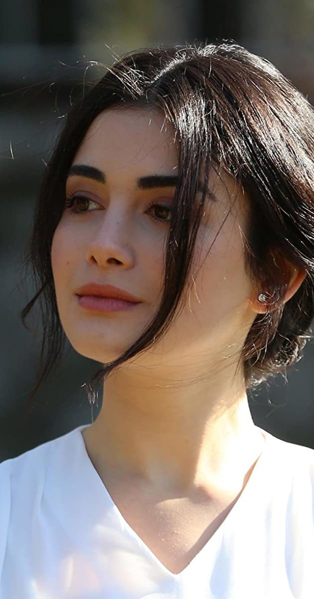 Can you name a female celebrity you find pretty?
