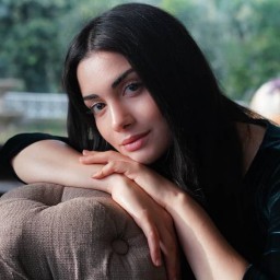 Can you name a female celebrity you find pretty?