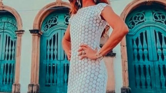 Girls, do you like my outfit with my heels?