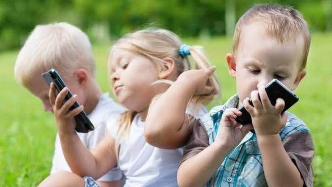 Do you think giving mobile to 2-3 yo child correct?