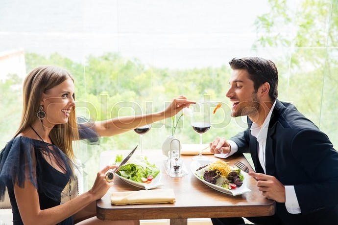 On a dinner/coffee date, is it better to face each other while sitting or sit next to each other?