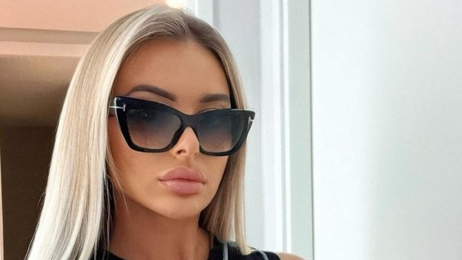 Do you think she is blonde or brunette?