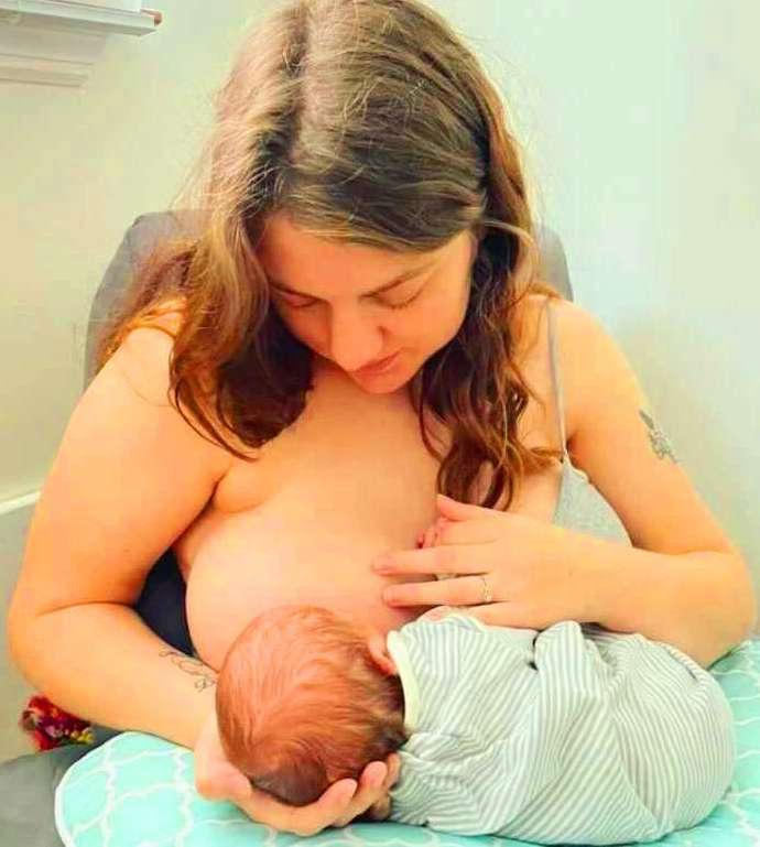In front of whom can a mother breastfeed without cover?
