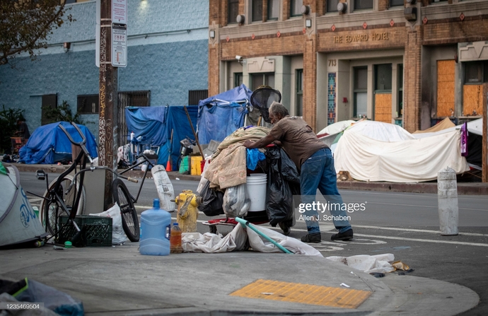 In front of whom can a mother breastfeed without cover?