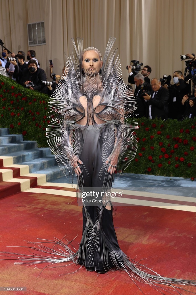 Dude actually Dressed as the throne from Game of Thrones
