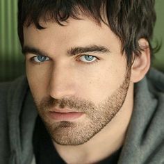 Guys, do you prefer to keep beard or be clean-shaven? Girls, do you prefer guys with a beard or clean shaven?