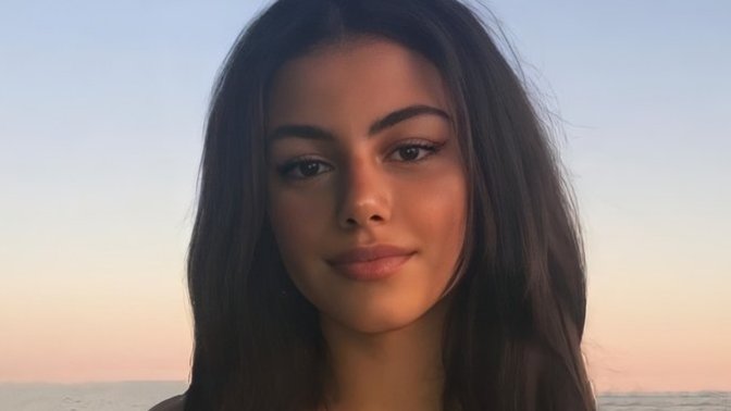 Which cool girl is more beautiful?