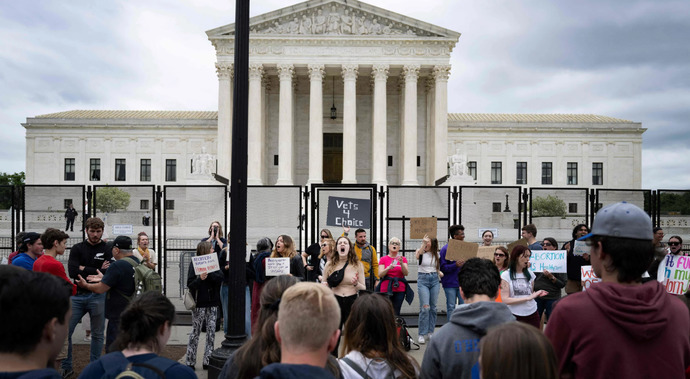 Anti-abortion protesters outside US Supreme Curt