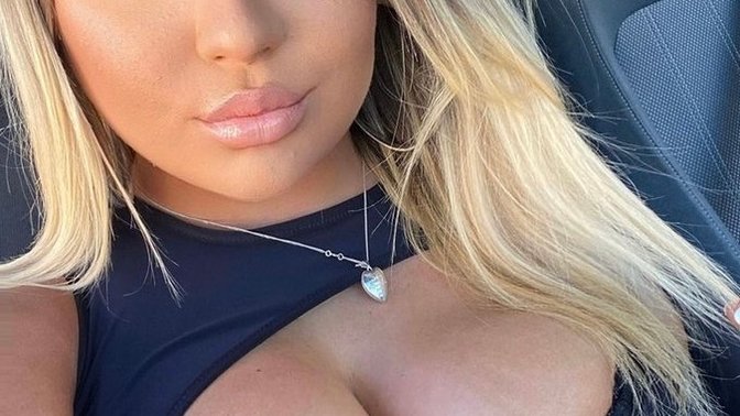 What’s the type of dress she’s wearing is called?