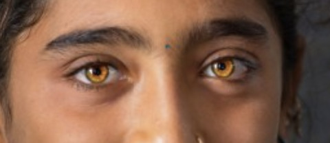 Which of these two people has prettier eyes color (the color alone)?