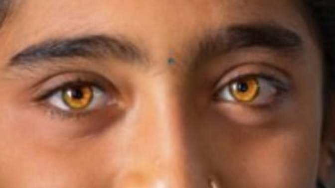 Which of these two people has prettier eyes color (the color alone)?