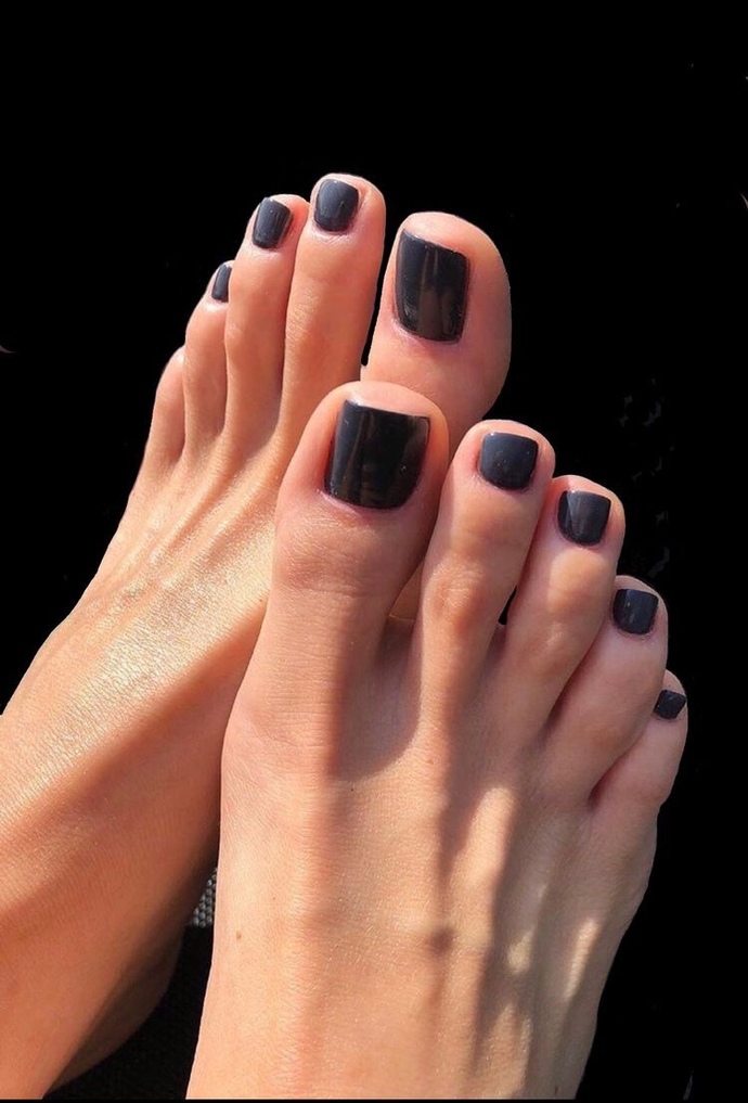 Which nailpolish on woman’s toes is sexier?