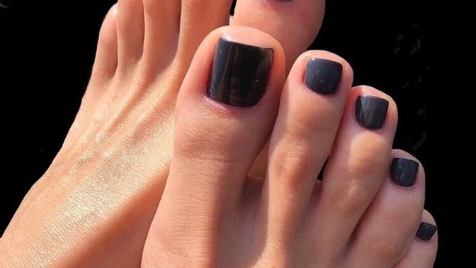 Which nailpolish on woman’s toes is sexier?