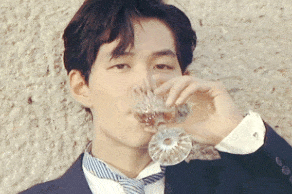 Young Lee Jung Jae (He’s easily one of the most handsome guy I’ve set my eyes. He’s perfect)