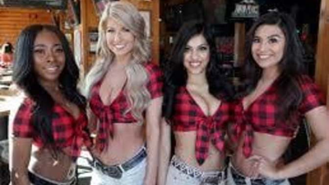 Twin Peaks or Hooters 🤔? Which one do you think has better food 🥘?