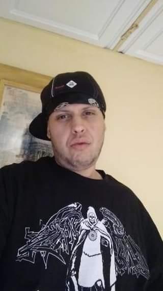 Girls, with a hat or without?