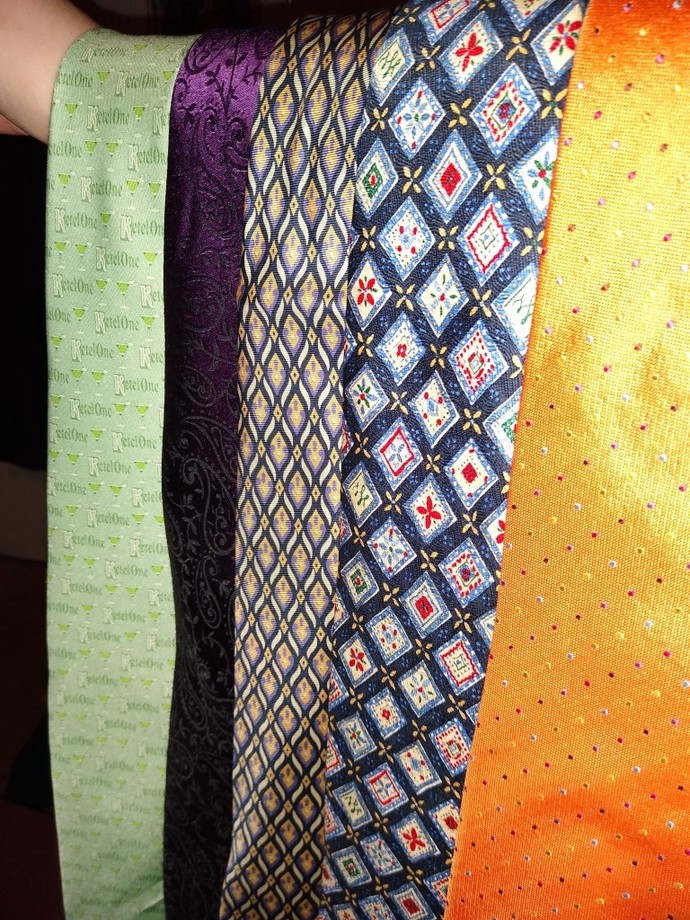 Tie color for Royal blue suit?