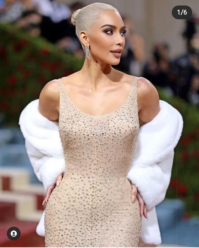 Guys, Isnt she looks beutifull in this outfit?