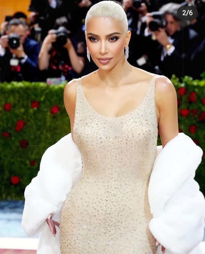Guys, Isnt she looks beutifull in this outfit?
