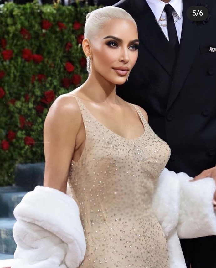 Guys, Isnt she looks beutifull in this outfit?