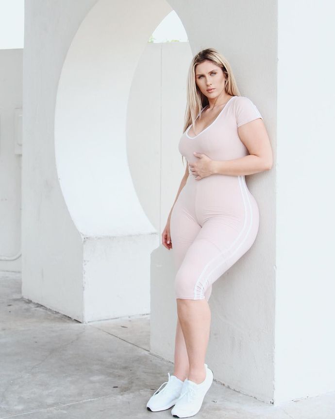 Sophie Eloise Hall, 6'1", 250 lbs