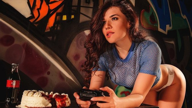 Could You Be In A Serious Relationship With A Gamer Girl?