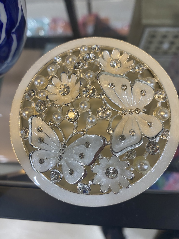 Which jewellery box do you think is prettier or like more?