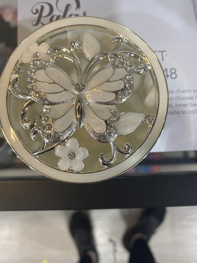 Which jewellery box do you think is prettier or like more?