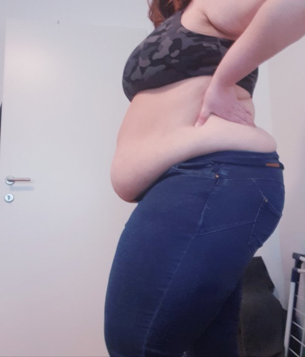 Can you suggest a good brand of shapewear or corset to flatten belly?