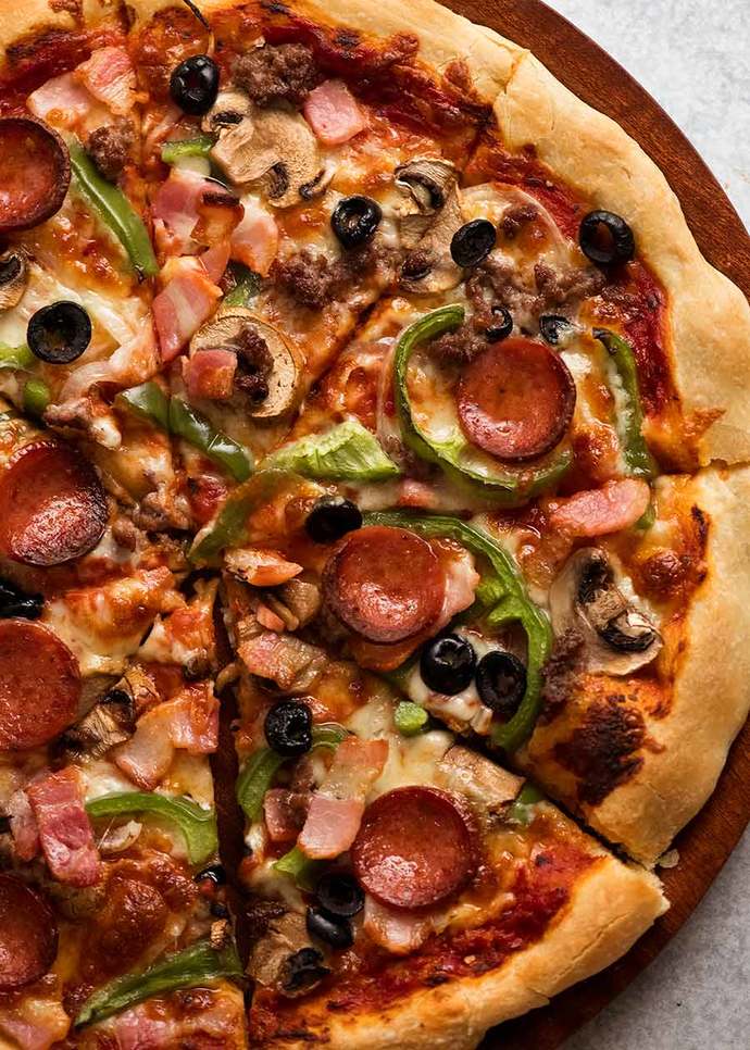 How do you like your pizza 🍕? What toppings do you like on it 🍕?