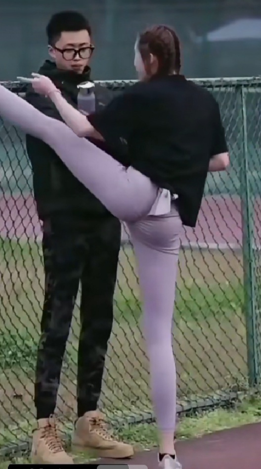 Guys do like long 𦡠legs?